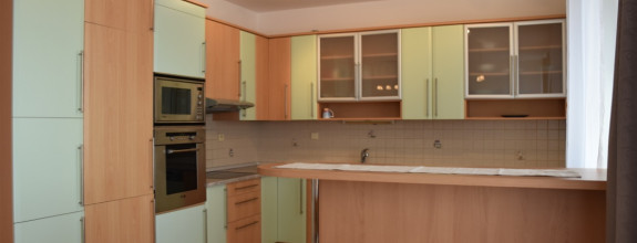Priestranný kompletne zariadený 3i byt, terasa, balkón, Ružinov, garáž