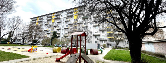 Čiastočne zariadený 2i byt po čiastočnej rekonštrukcii, balkón, pivnica, top lokalita blízko centra, Trenčianska