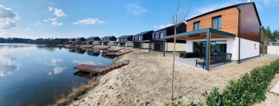 Vilka s privátnym mólom so vstupom do jazera, garážou, novostavba, Penati Golf Resort, Senica