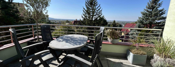 Na prenájom kompletne zariadený 4i byt, balkón, terasa, garáž pre 2 autá + parking, Bratislava IV