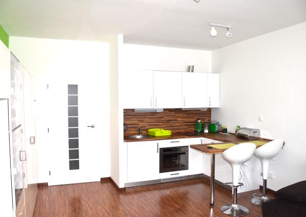 PRENAJATÉ - Kompetne zariadená garsónka s presklenou loggiou, Petržalka, Bohrova