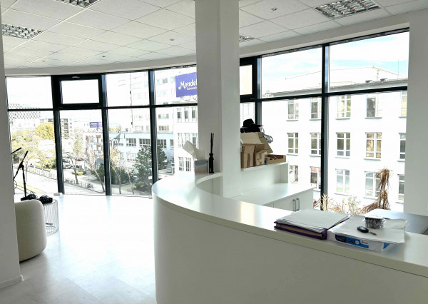 Presklený obchodný priestor na prenájom, Račianska, parkovanie