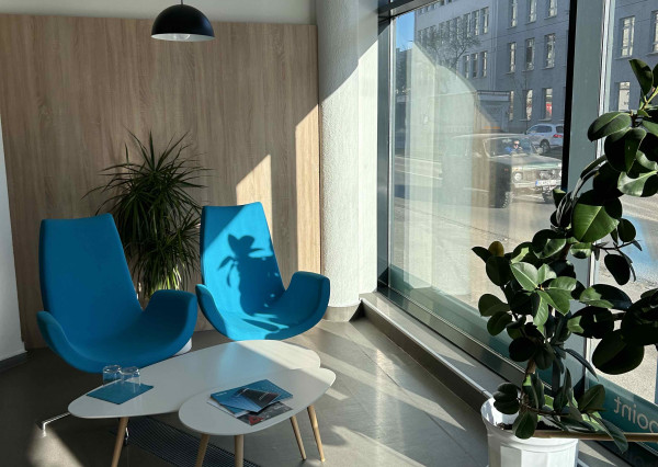 Presklený obchodný priestor na prenájom, Račianska, parkovanie