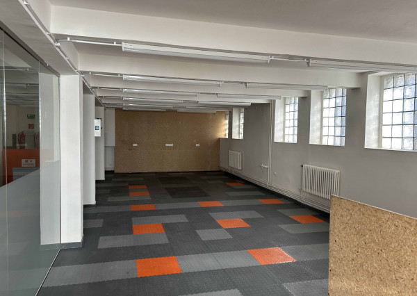 Obchodný priestor na prenájom, s vlastným sociálnym zázemím, parkovanie, Račianska