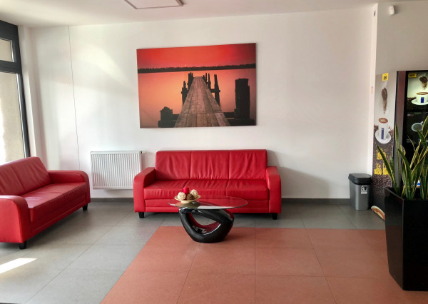 Kancelárke priestory s vlastným parkingom v susedstve Bratislavského letiska