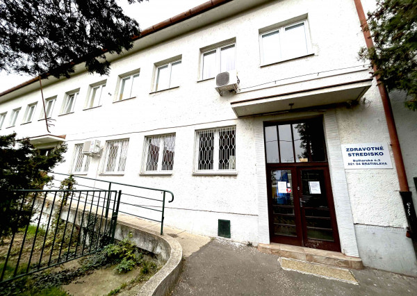 Samostatná abmulancia s kabínkami na prenájom, poliklinika s lekárňou Bulharská