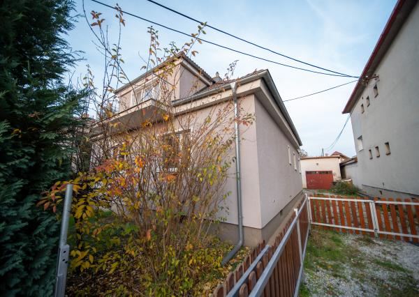 Priestranný 4-izbový dom s veľkým pozemkom a možnosťou ďalšieho využitia – Viničné (1 960 m²)