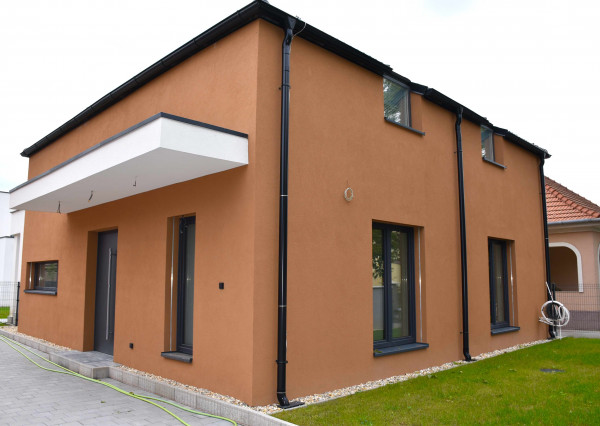 Skolaudovaná novostavba moderného domu, záhrada, terasa, Jarovce