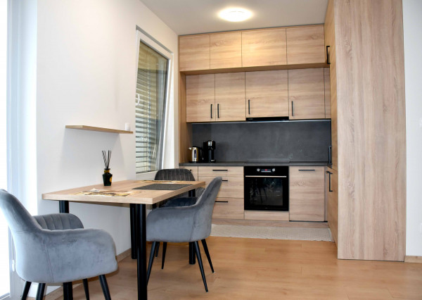 Kompletne zariadený nový 2i byt v susedstve nemocnice Bory, loggia, parkovacie miesto, Jána Langoša