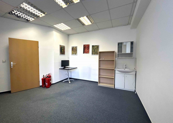 Dva prepojené nebytové priestory s recepciou/čakárňou na prenájom, Bazová ulica