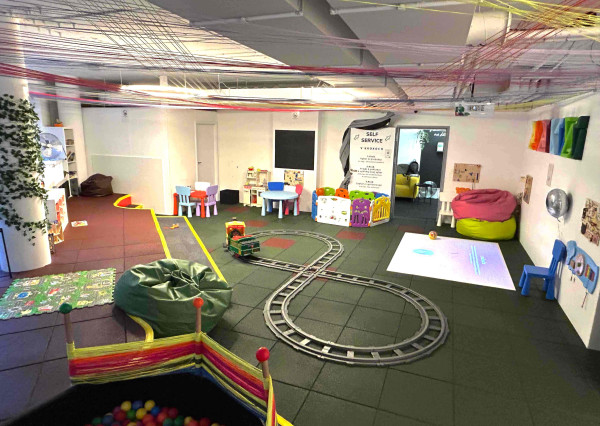 Odstúpenie zabehnutého, kompletne vybaveného detského centra, Bratislava, Staré Mesto