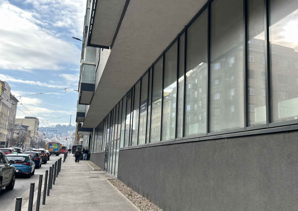 Showroom s výkladom otočeným do ulice, parkovanie, prenájom, Šancová