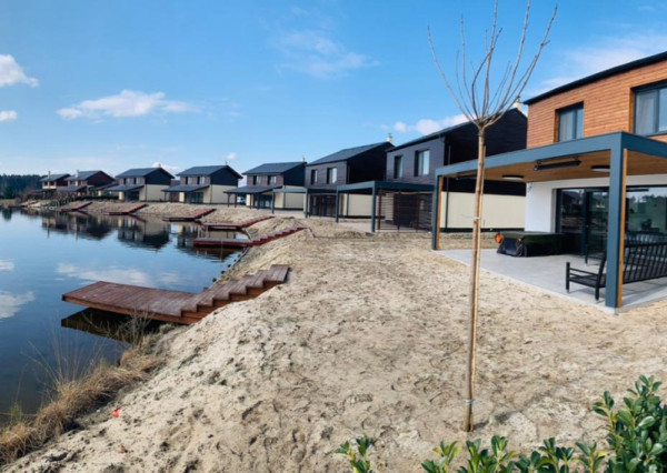 Vilka s privátnym mólom so vstupom do jazera, garážou, novostavba, Penati Golf Resort, Senica