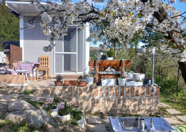 Záhrada s celoročne obývateľným zatepleným, obytným kontajnerom, voda, elektrika, prístup autom